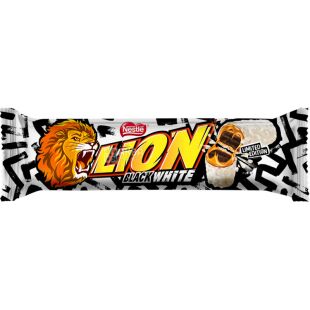 Lion Black White, 42 г, Батончик зі смаком брауні, м'якою карамеллю та пшеничними крипсами, з білою глазур'ю